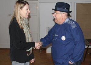 Luisa Boos zu Besuch in Willi Kamms Galerie in Möhringen (Foto: Anja Schuster, Gränzbote)